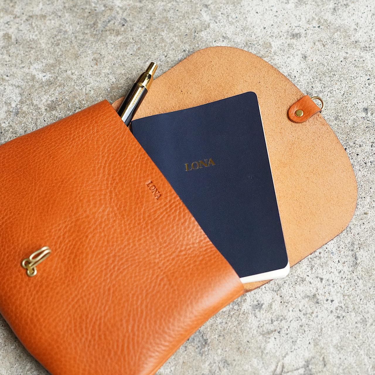 LONA NOUVEAU pouch ブリティッシュグリーン　Mサイズ LONA NOUVEAU pouch ブリティッシュグリーン Mサイズ