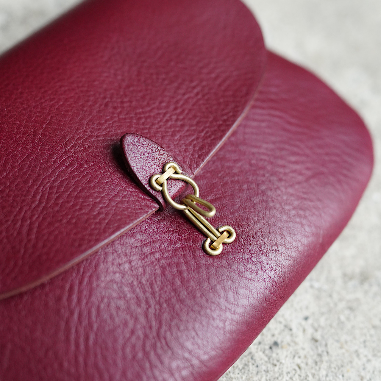 LONA NOUVEAU pouch ブリティッシュグリーン　Mサイズ LONA NOUVEAU pouch ブリティッシュグリーン Mサイズ Neoprene