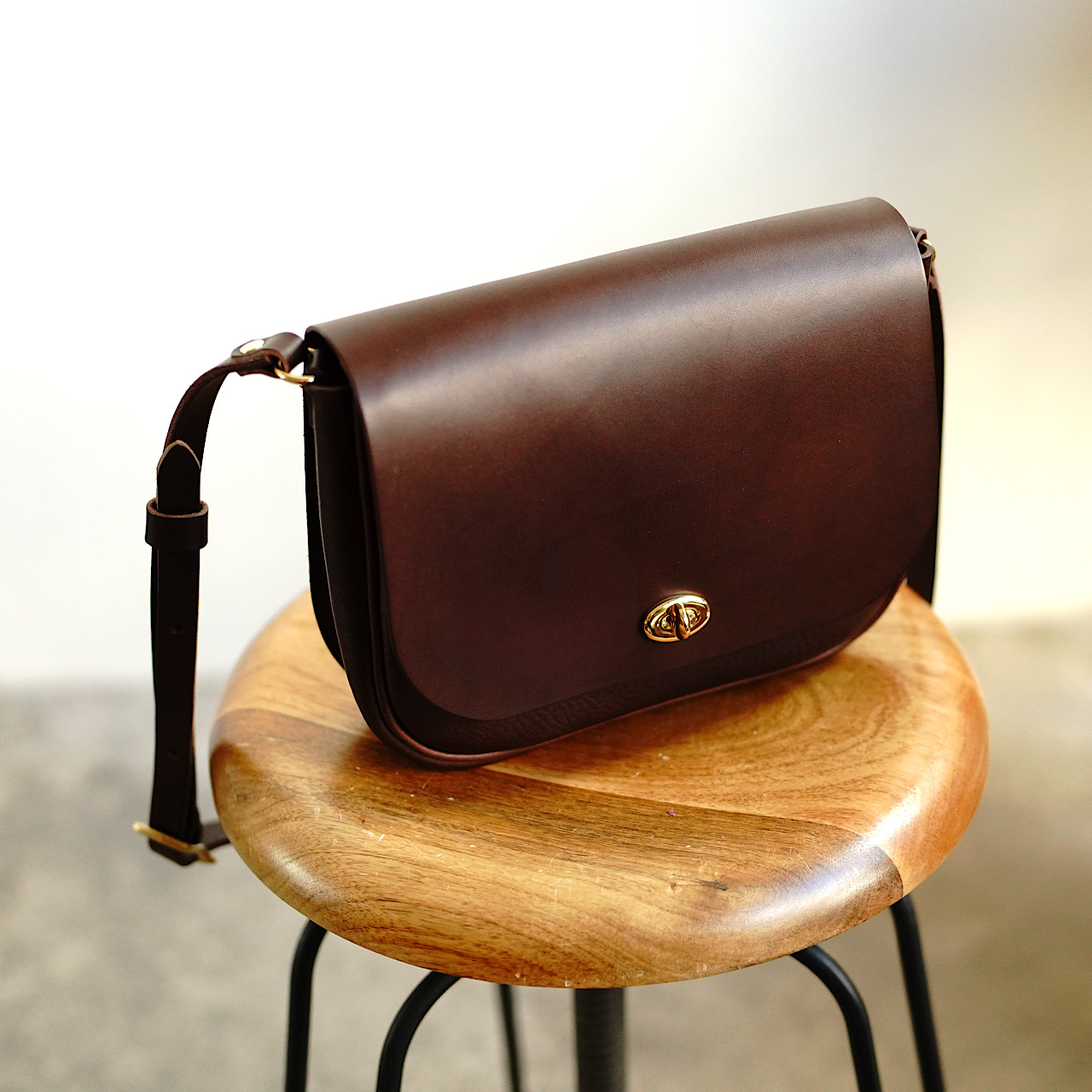 Clasp-H shoulder bag