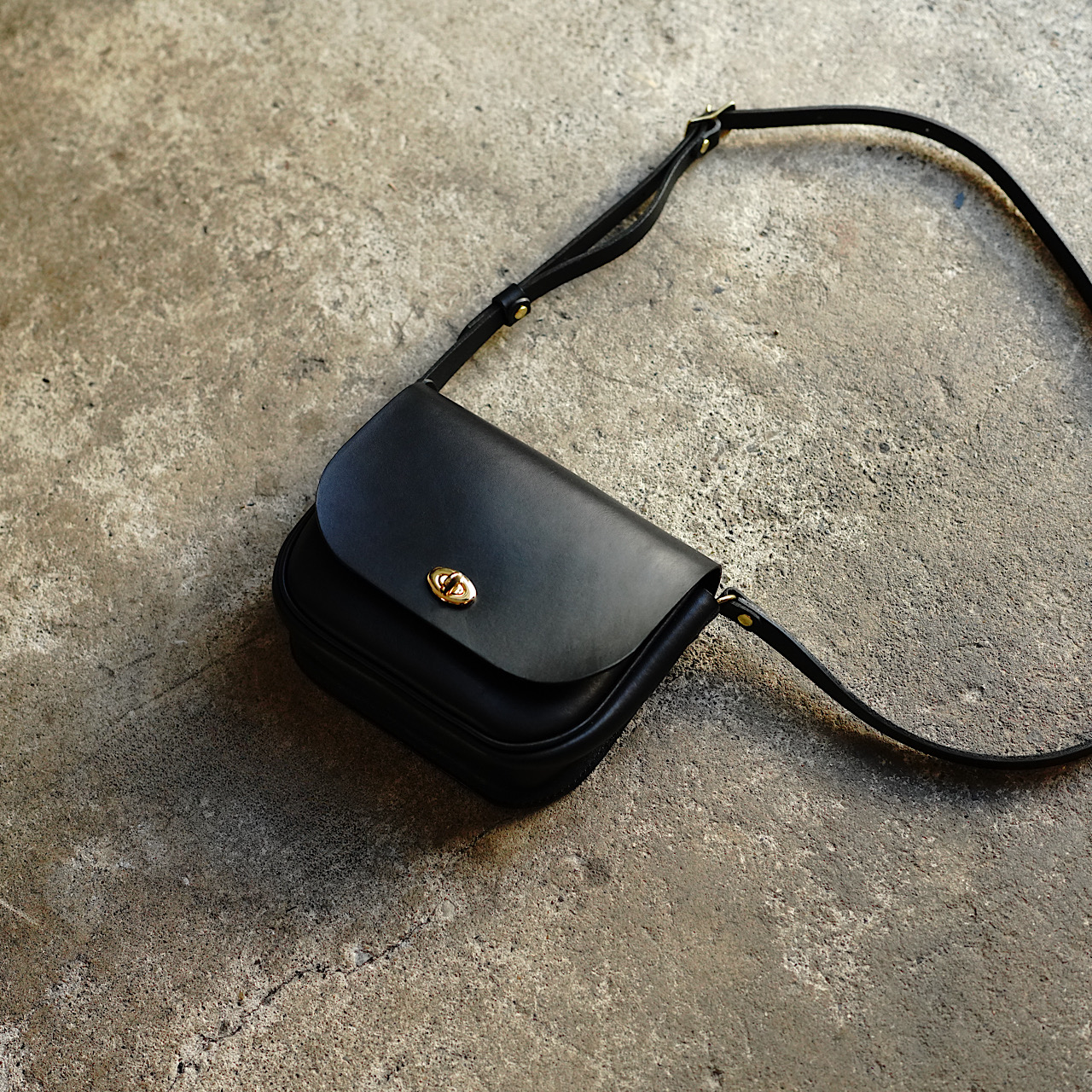 Clasp-H shoulder bag